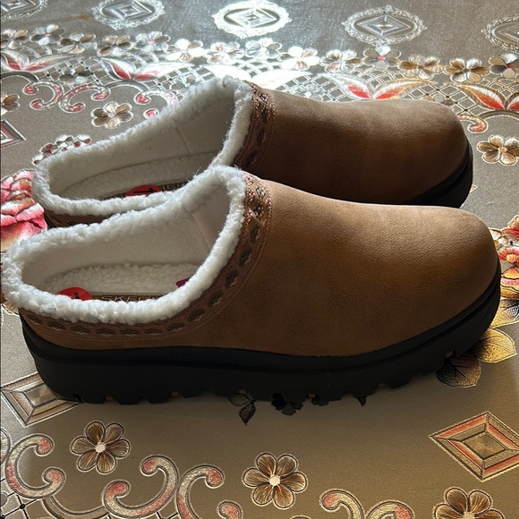 Skechers Tan Slip-On Clogs with Faux Fur - Picture 2 of 6